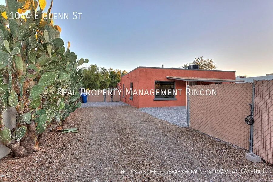 Great 3-Bedroom Close to the UofA! Washer & Dryer Included!! — Photo 3