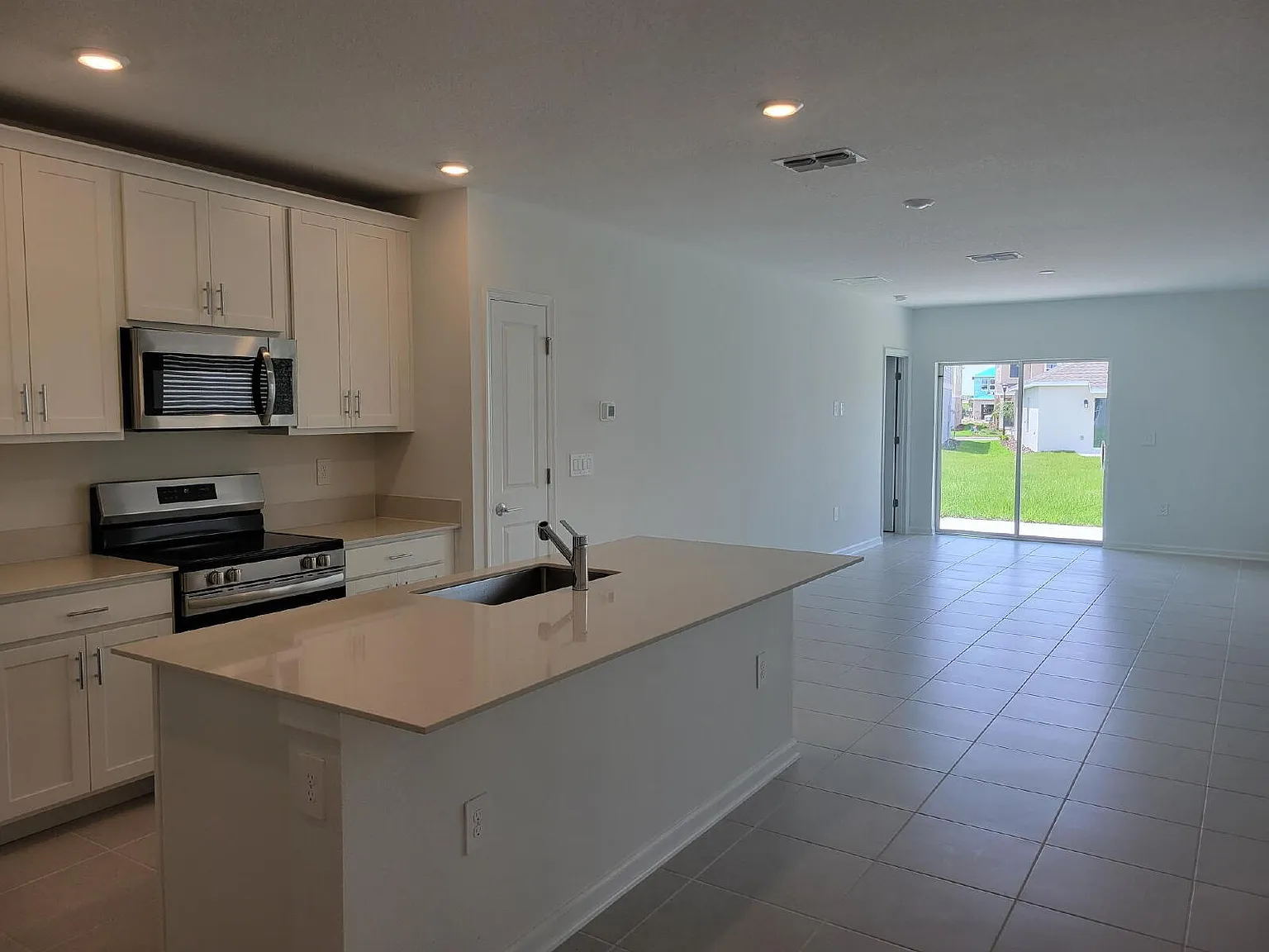 3 bed, 2.0 bath, 1444 sqft, $2,300 — Photo 3