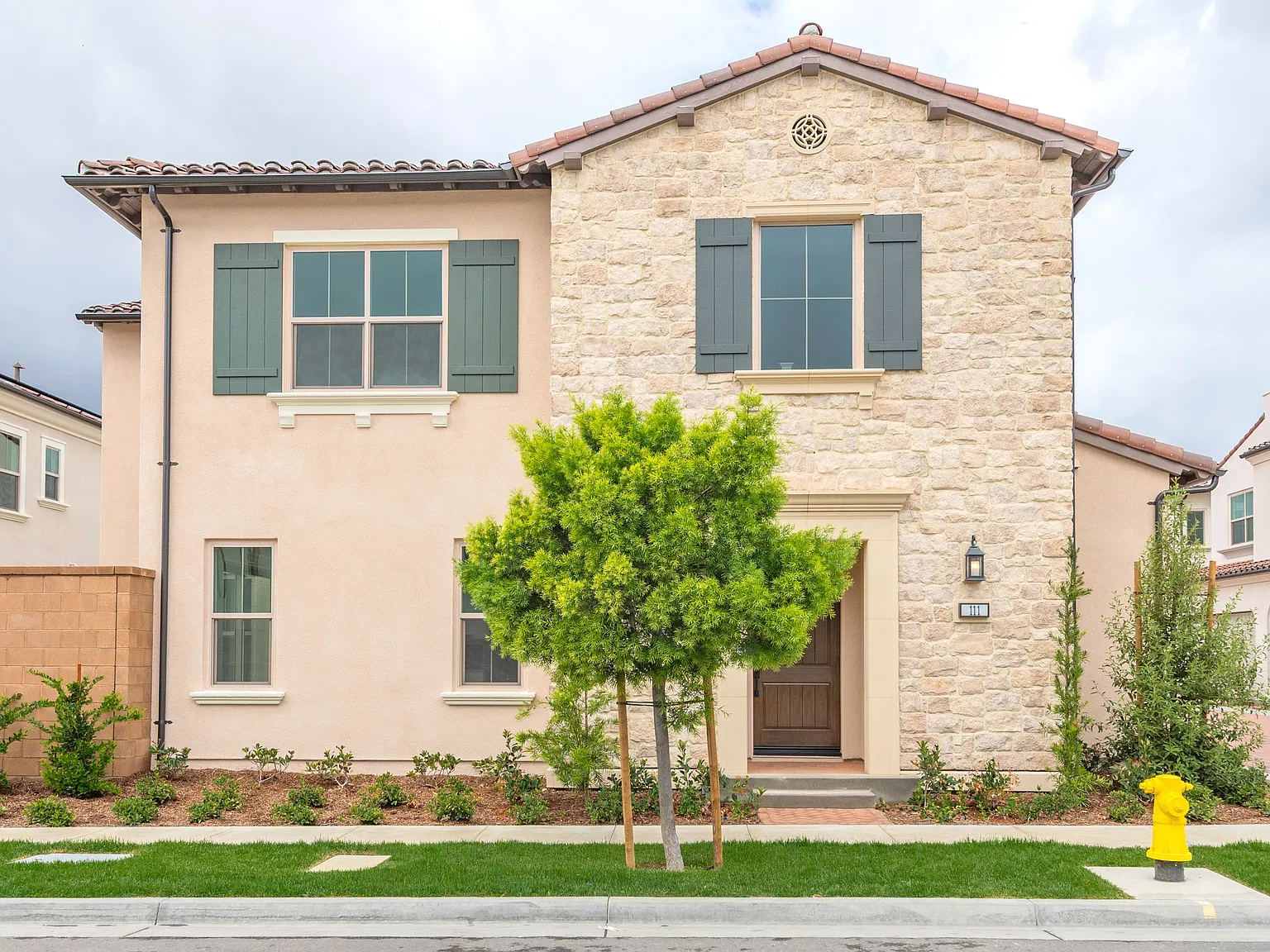 4 bed, 2.5 bath, 2420 sqft, $6,500 — Photo 2