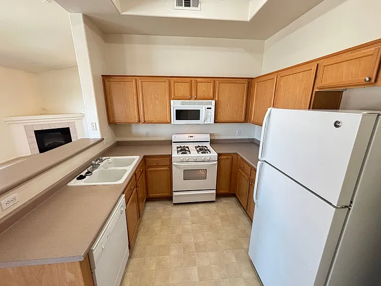 2305 W Horizon Ridge Pkwy #2324 — Photo 7