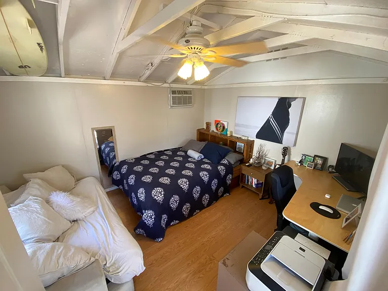 Another angle inside the "Casita." This tenant used the space as a
bedroom, and surf board storage, and an office.