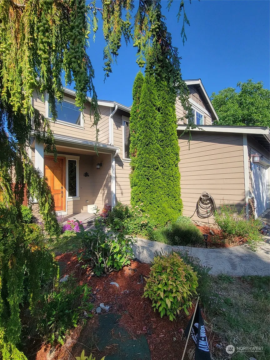 606 Trump Avenue NW photo 1