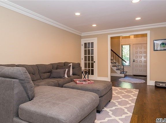 4th image of 16 Meadowood Dr