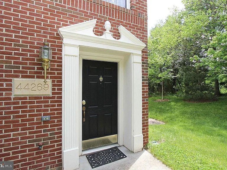 44269 Cornish Ln — Photo 2
