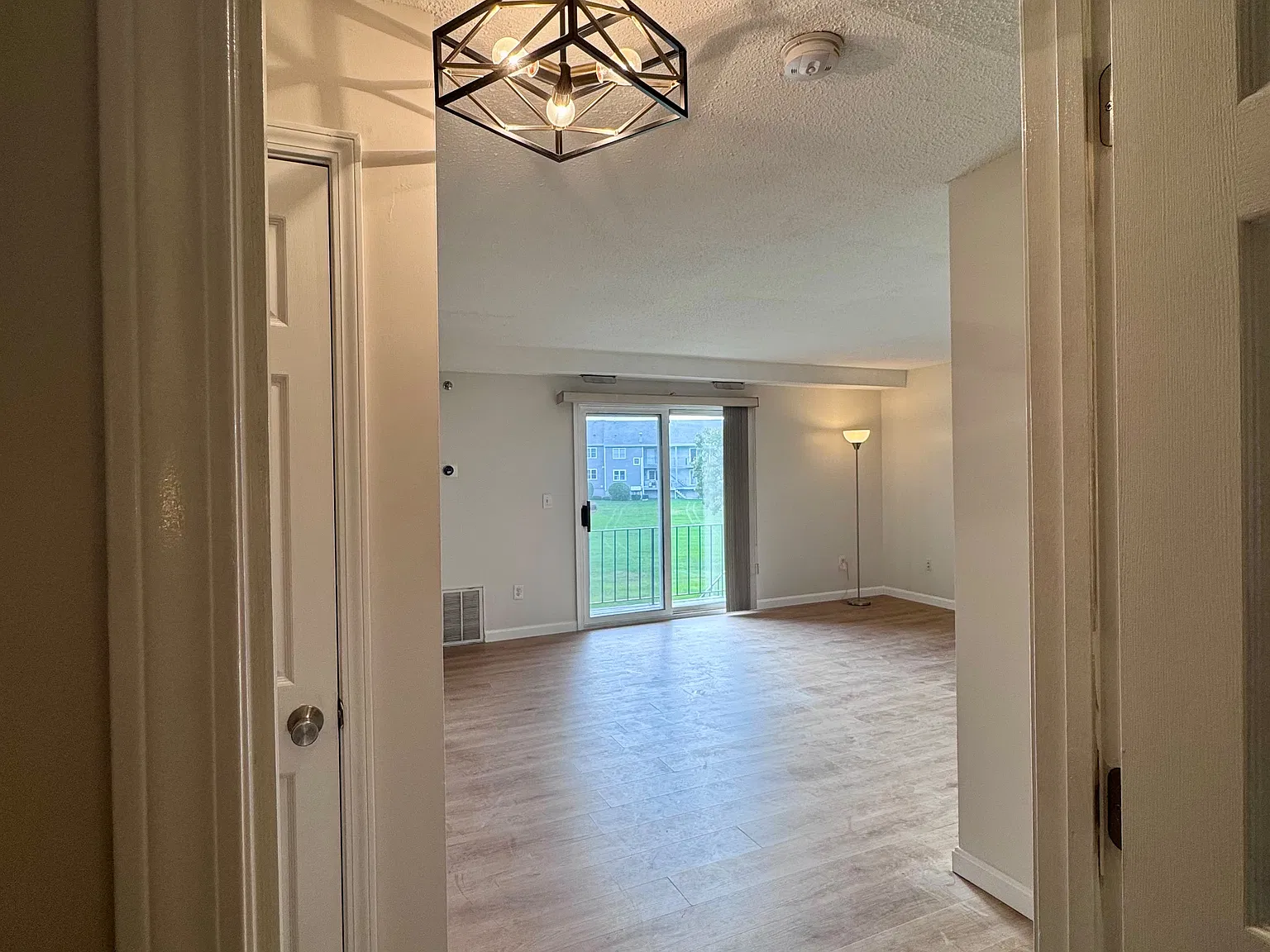 2 bed, 1054 sqft, $2,350 — Photo 3