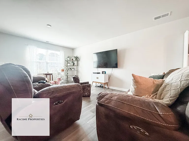 624 Batchomble Ln — Photo 5