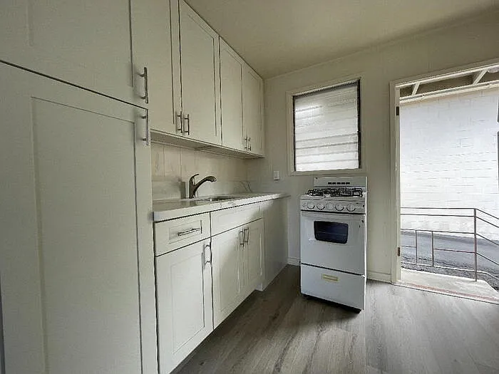 1610 Emerson St — Photo 3