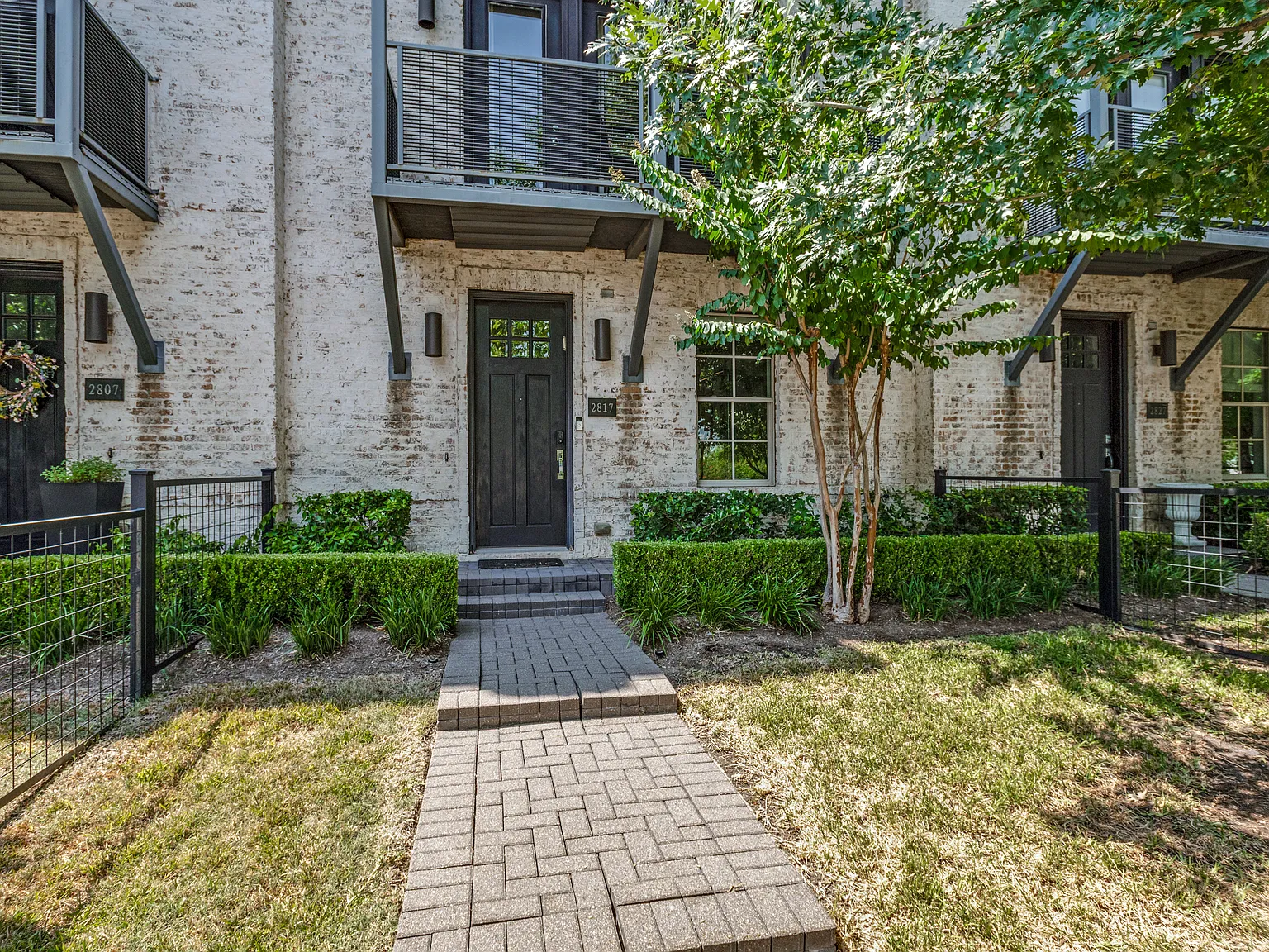 3 bed, 2442 sqft, $5,000 — Photo 2
