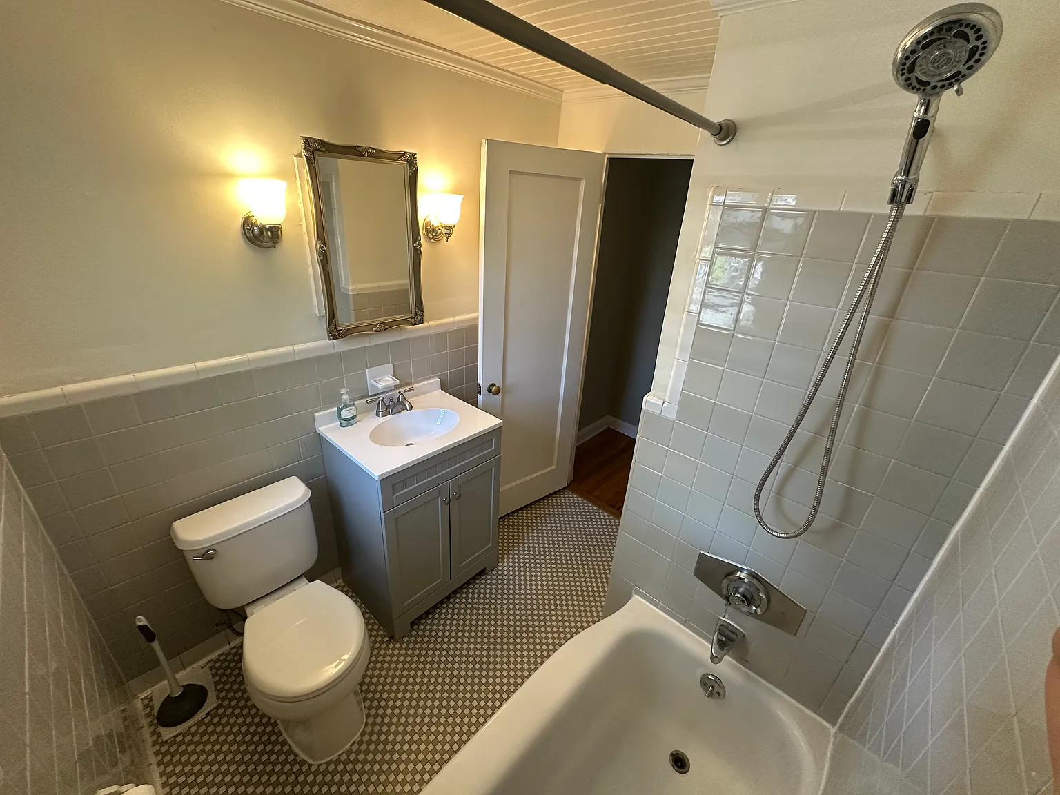 1 bed, 670 sqft, $2,400 — Photo 3