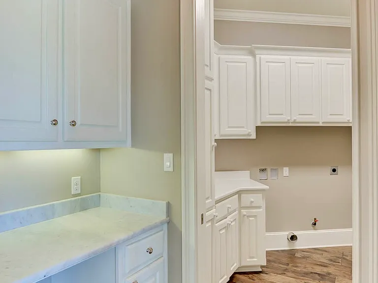 555 Canterbury Ln — Photo 13