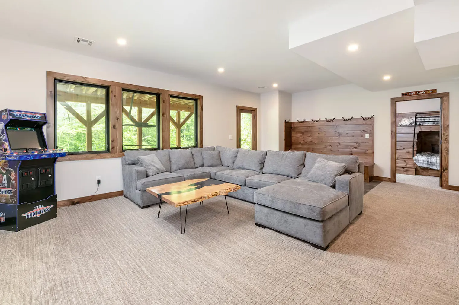 6 bed, 4.5 bath, 3702 sqft, $17,865 — Photo 2