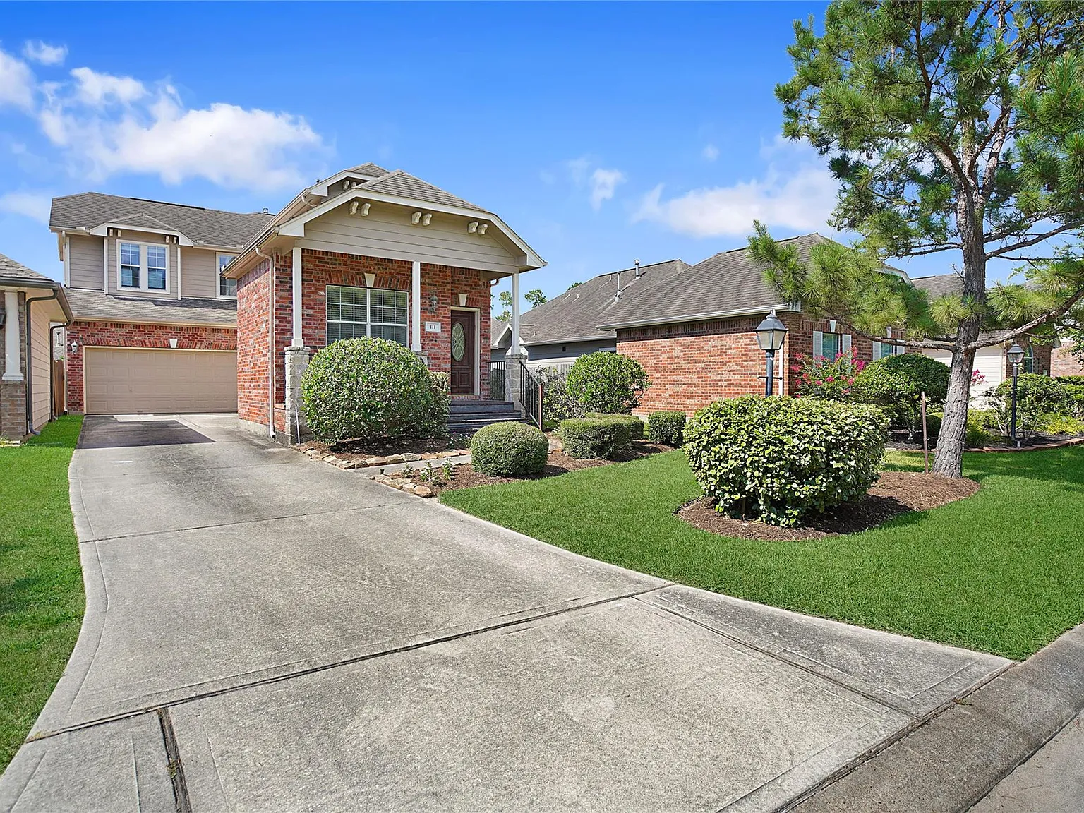 3 bed, 2.5 bath, 2001 sqft, $2,600 — Photo 1