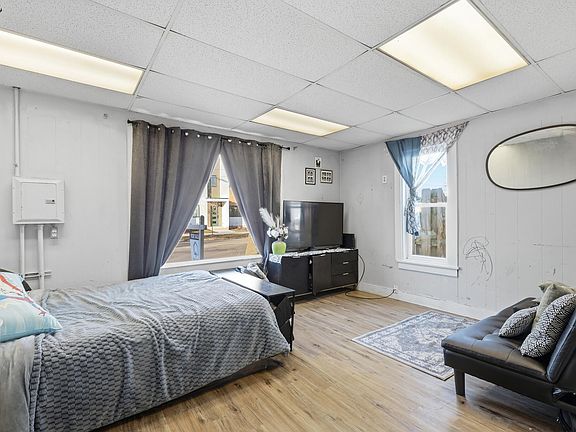 5th image of 914 Fulton St W