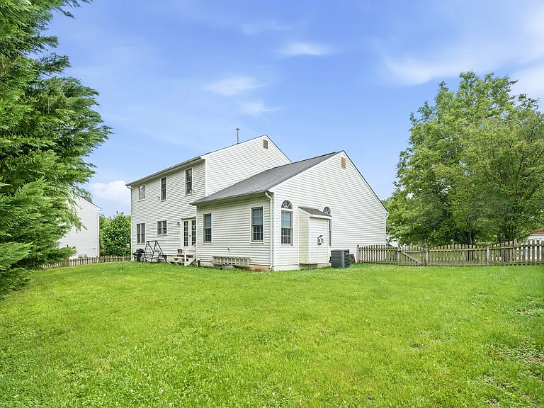 31 Palace Ln — Photo 37