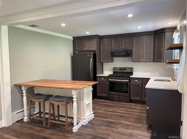 77 Boulevard Ave, Greenlawn, NY 11740