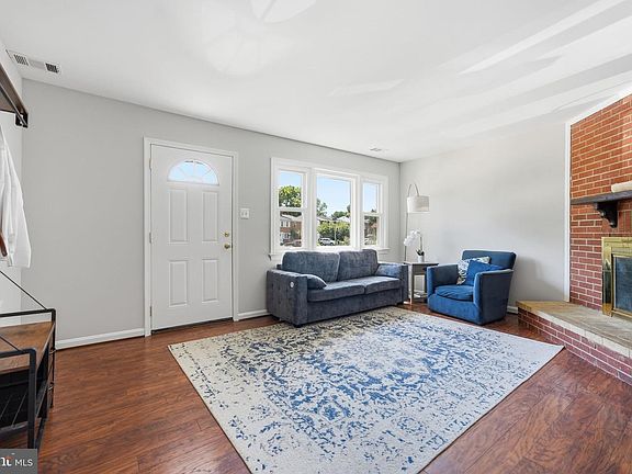 5th image of 47 Sydnor St