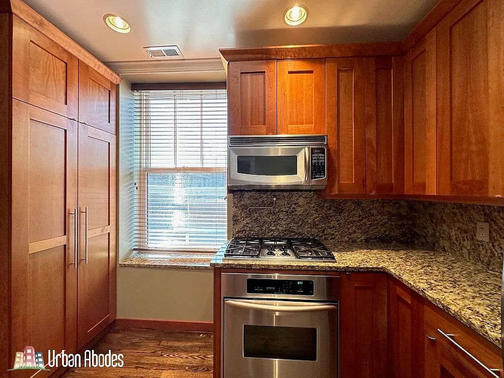 2 bed, 1000 sqft, $3,595 — Photo 3