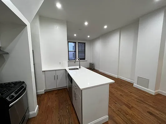 Rented by Salon Realty Corp | media 13