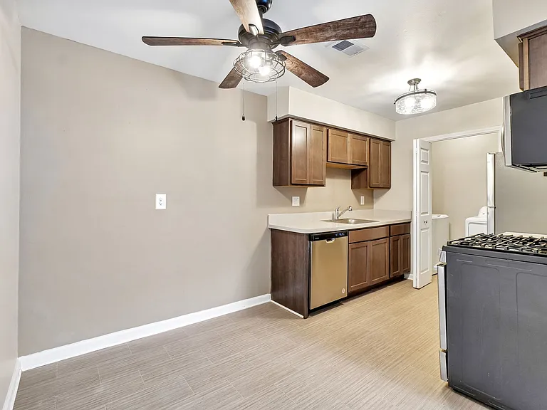 Pointe West Apartments — Photo 37