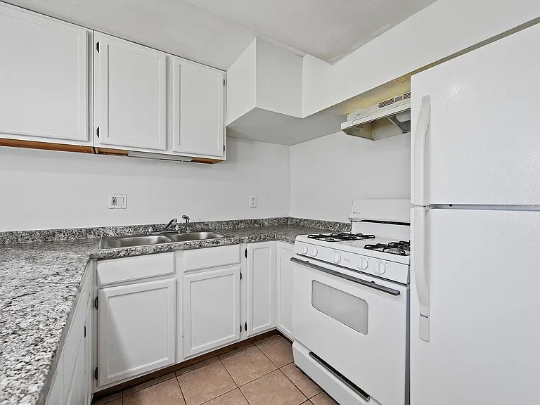 233 26th Ave NE — Photo 5