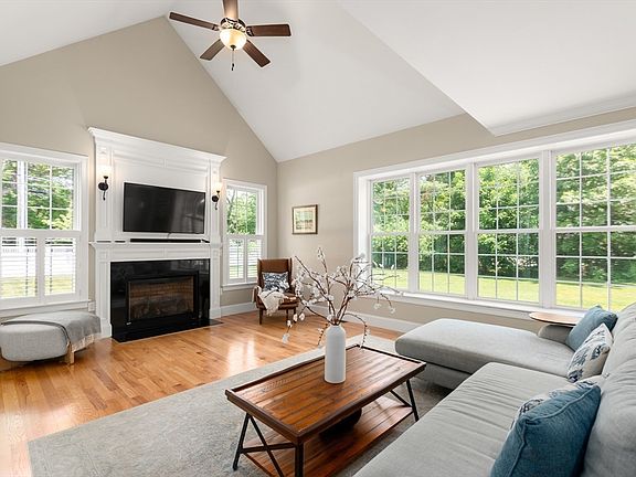5th image of 4 Twin Meadow Ln