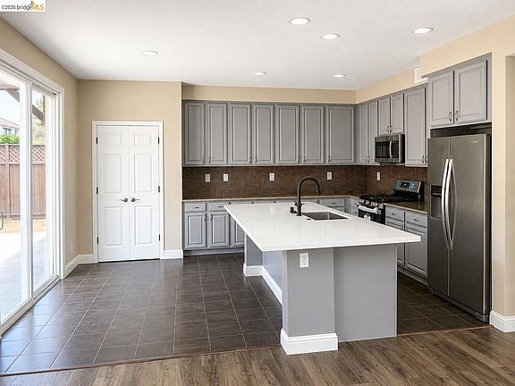 4th image of 39 Keith Ct