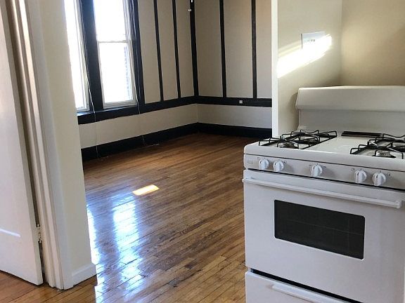 3rd image of 3056 N Greenview Ave #3B