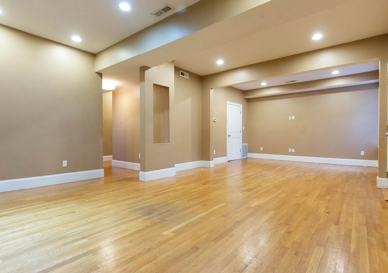 No Brokers Fee, Large Unit on Washington Sq. In-Unit Washer and Dryer, Central Heat/AC Large Bedr... — Photo 4