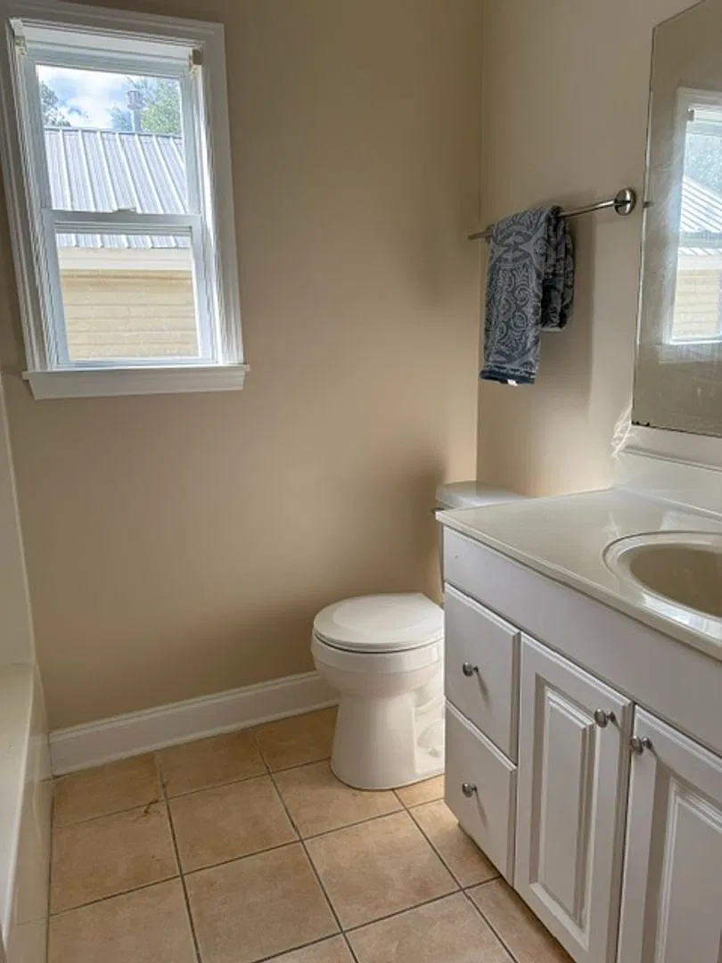 Downtown 2BR 2BA Upper unit — Photo 4