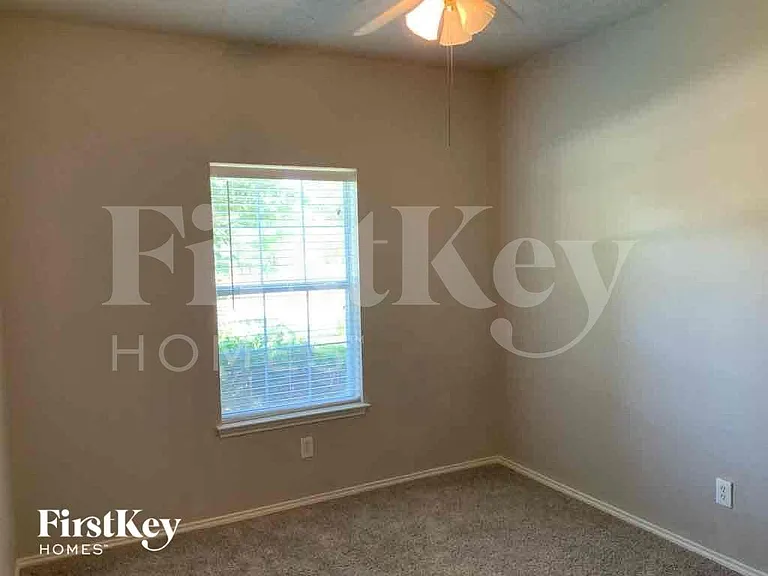 1933 Cochran Dr — Photo 10