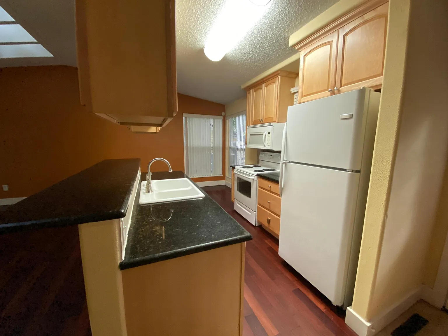 3 bed, 893 sqft, $2,500 — Photo 2