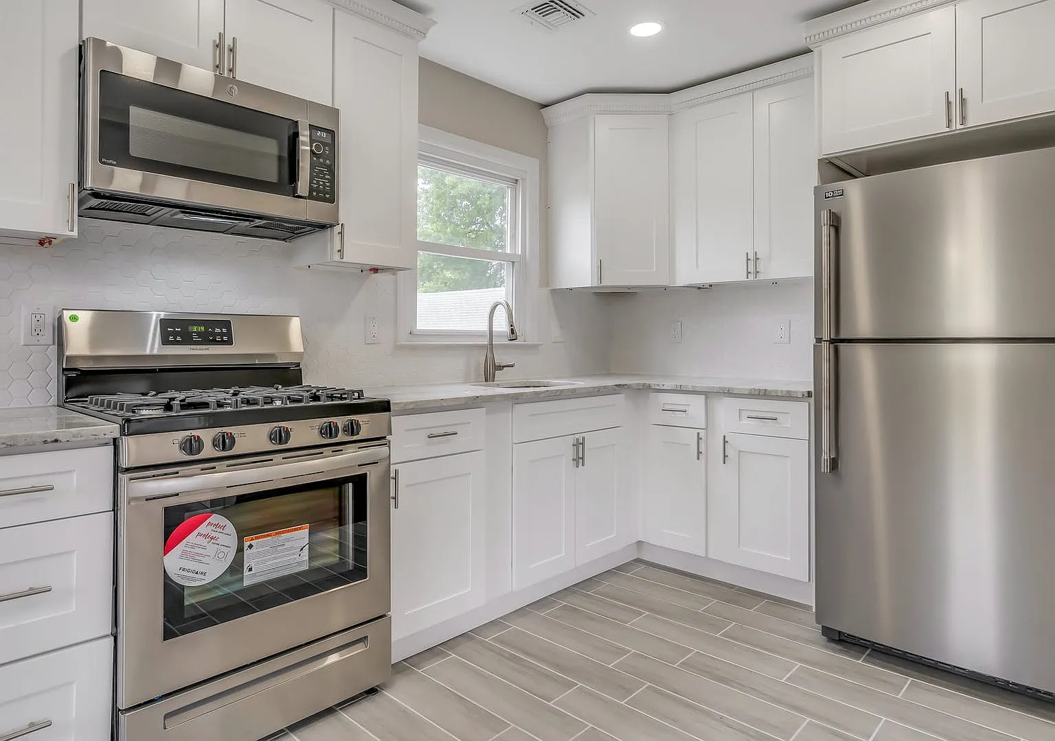 327 Brookfield Pl — Photo 2