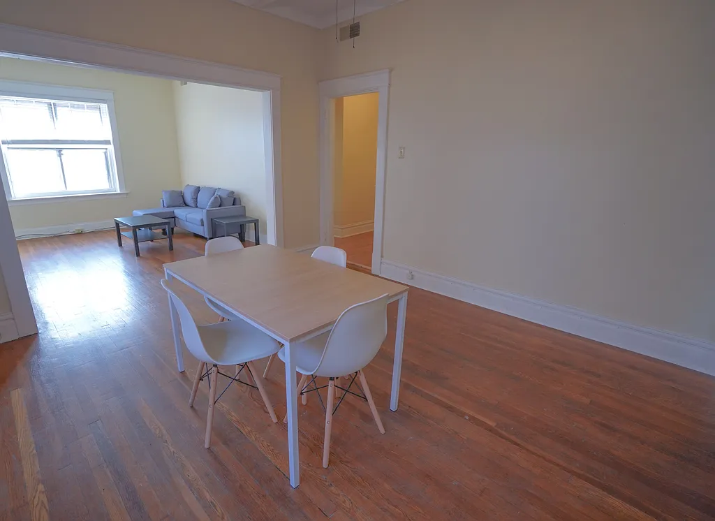 3 bed, 1200 sqft, $1,895 — Photo 2