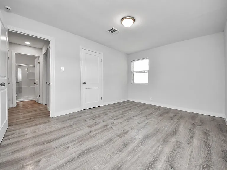 302 County Park Dr — Photo 12