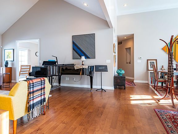 4th image of 4031 E Bennington Blvd