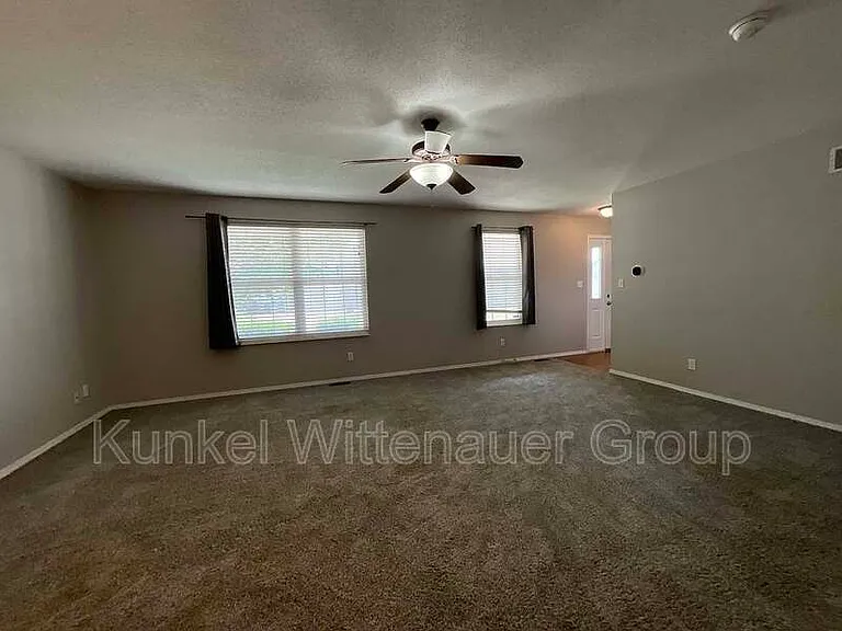 911 Victoria Ln — Photo 5