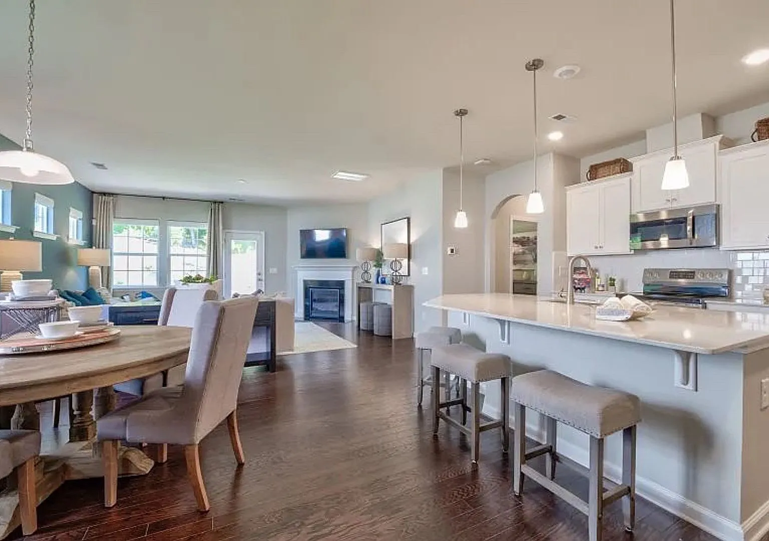 Room in 4 Bedroom Home at Kennerly Ctr Dr — Photo 3