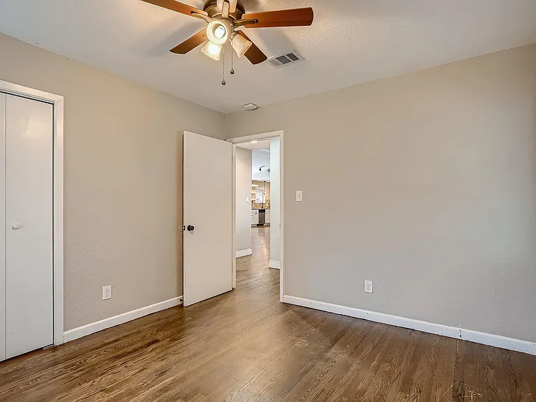 210 College St — Photo 21