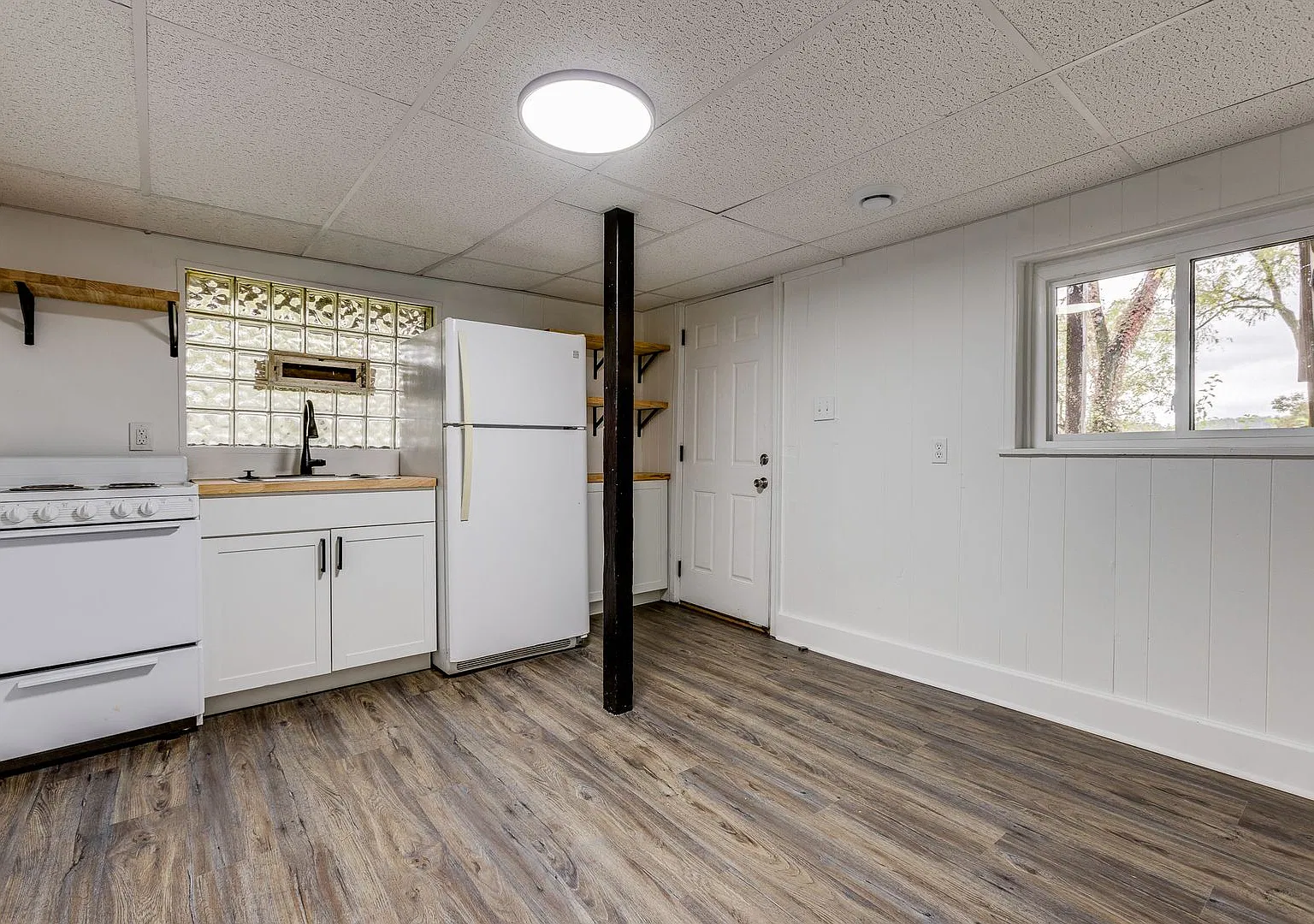 *Available Now!! Ask About Our Leasing Specials Beautiful Fully Renovated Apartments — Photo 3