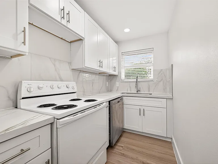 6615 W Montgomery Rd — Photo 11
