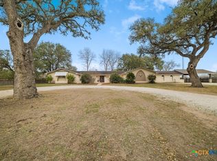 404 Glen Oaks Ln, Cuero, TX 77954