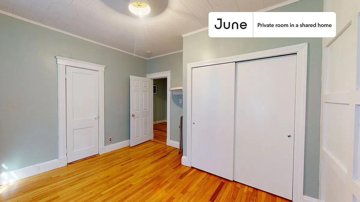 Queen bedroom in 4 bed/1 bath home in Dorchester Center #568 C — Photo 2