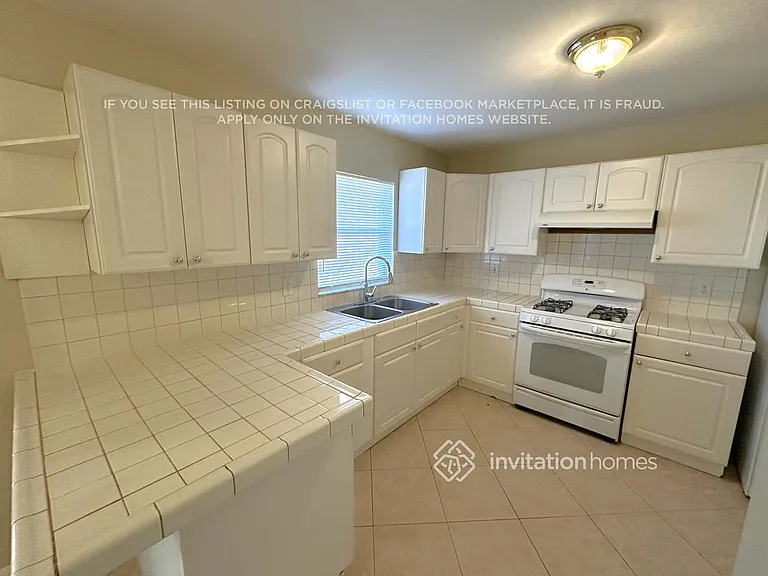 2454 Hope Ave — Photo 3