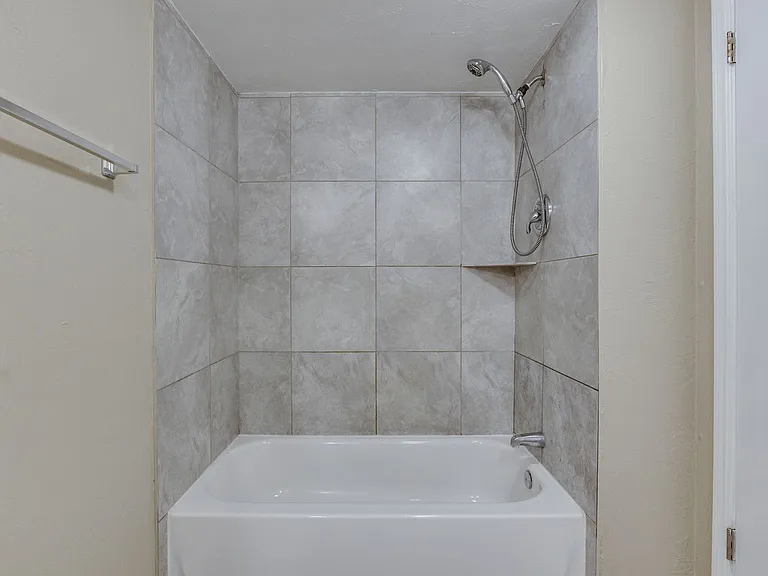 6026 Nw Expy #C — Photo 27