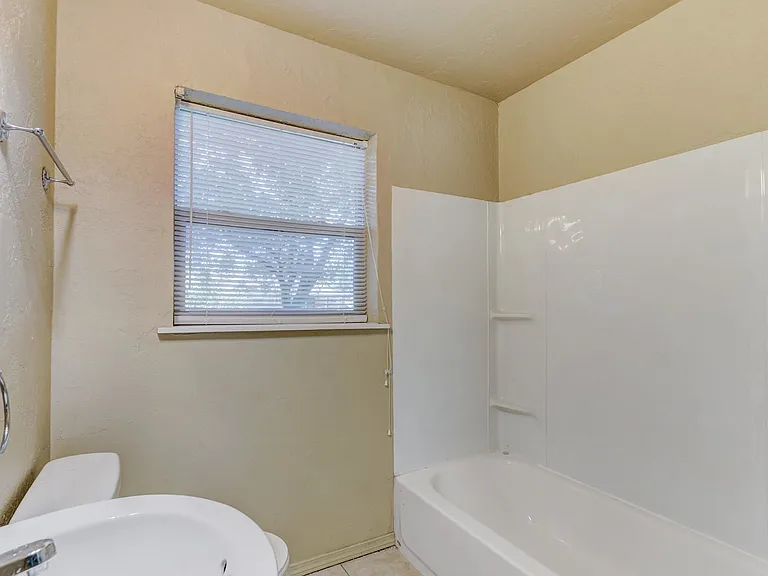 4172 NW 23rd St — Photo 8