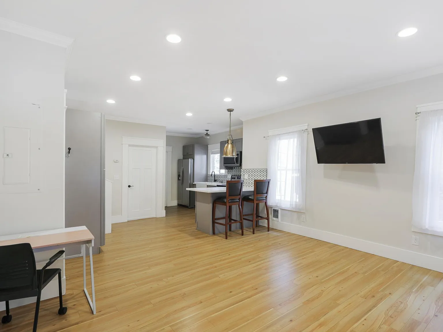 5 bed, 1500 sqft, $7,195 — Photo 2