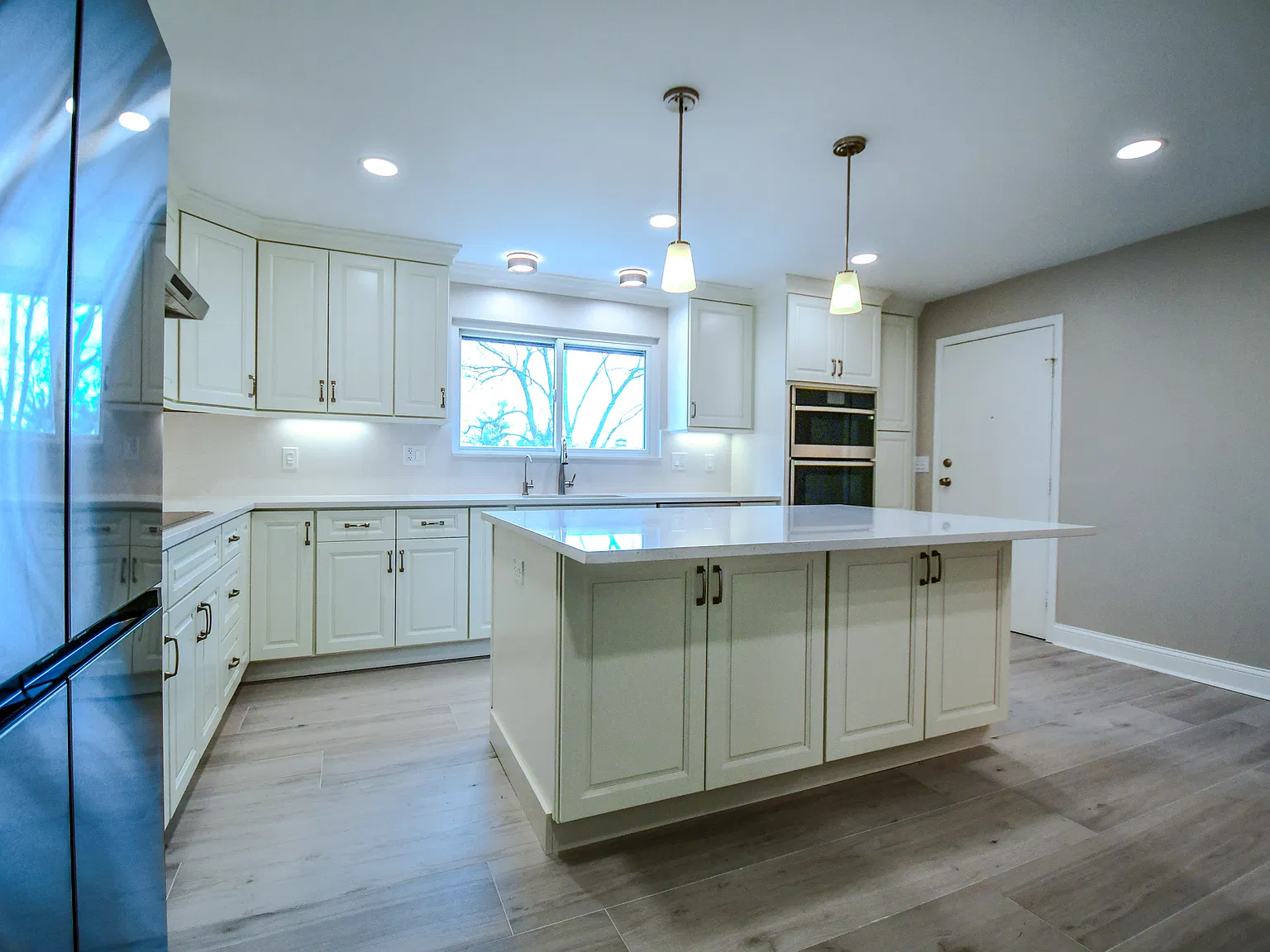 3 bed, 2200 sqft, $3,200 — Photo 2
