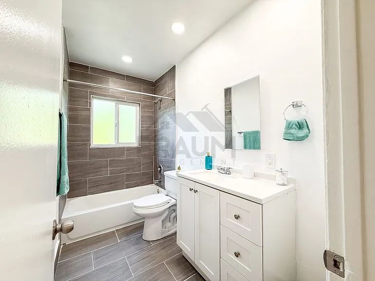 Villa East at Oxnard St. — Photo 17