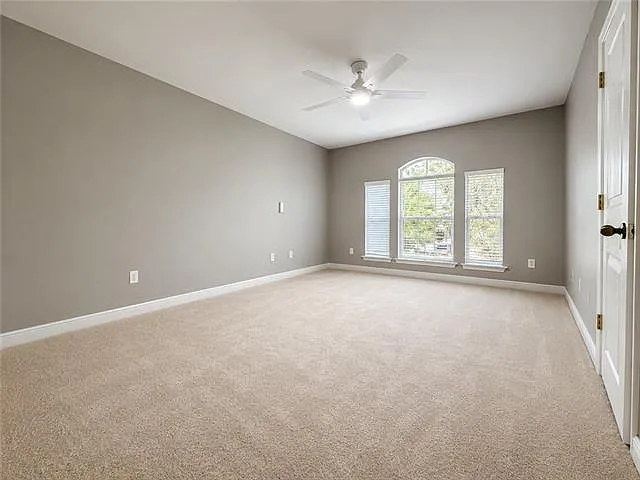 308 W Robert E Lee Blvd — Photo 6