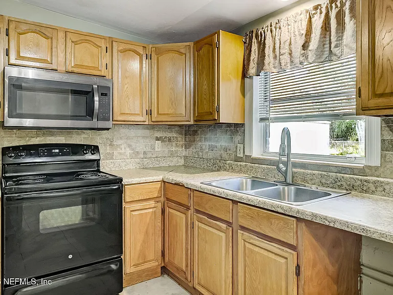 3223 Victoria Park Rd — Photo 12